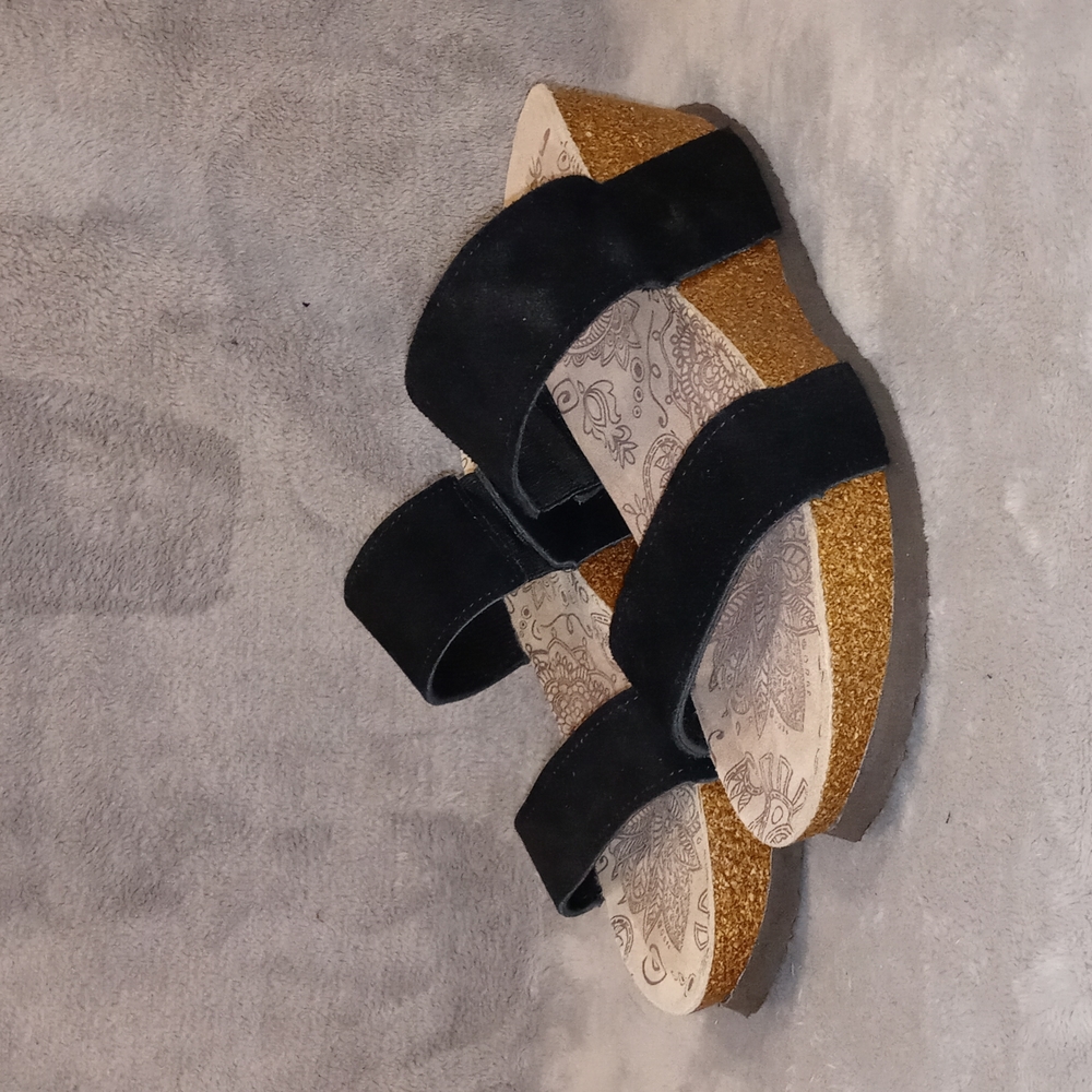 Muk Luks Black and Brown Sandals